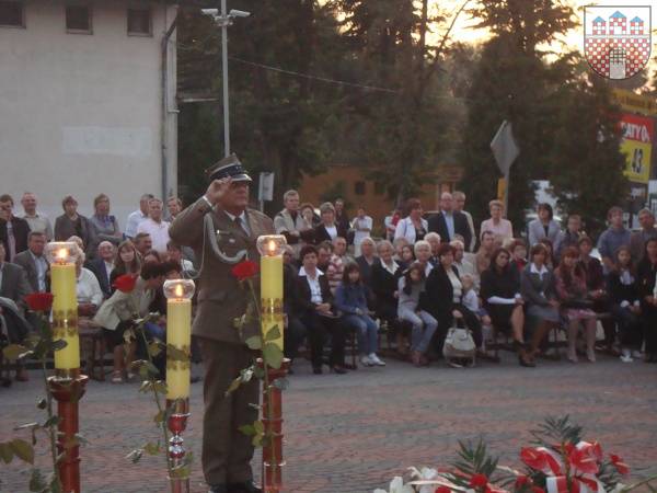 : Kwiaty pod pomnikiem złożył podpułkownik dyplomowany Krzysztof Tarapcz, komendant Wojskowej Komendy Uzupełnień.